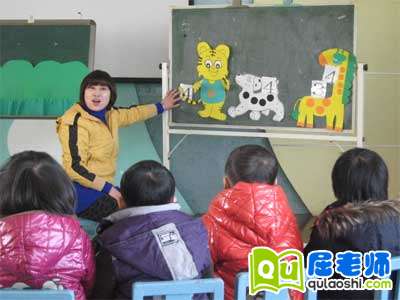 二、活动准备 春天背景图一张,1个春姑娘,2朵花,3只小鸟,4只小白兔,1—4的数卡,三只礼品盒(内有二个娃娃,三本图书,四只乒乓球);幼儿人手一份1—4的点卡。 三、活动过程 1、看一看 师:春天到了,春姑娘来了(出示背景图),我们来看一看有几个春姑娘(1个),一个春姑娘的好朋友是数字1(师出示数字1)。花儿也开了,(师出示花)我们来数数有几朵花,要求幼儿手口一致地点数(2朵),2朵花的好朋友是数字2,(师出示数字2),小鸟也飞来了,我们一起来数数有几只小鸟