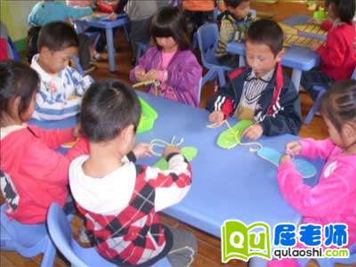 小班社会活动教案《会系鞋带》