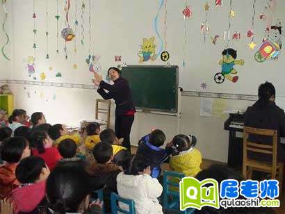 活动过程: 1、进入场地 教师戴上眼镜,弯着腰,慢吞吞的走来,用粗粗哑哑的声音说到:“我是谁呀?(奶奶)奶奶说:“小朋友好!”小朋友说什么啊?你好,你好,奶奶好!看那是什么地方呀?(菜场)我们怎样去菜场呢?“兹,菜场到了,哇!菜场里的菜多不多呀?
